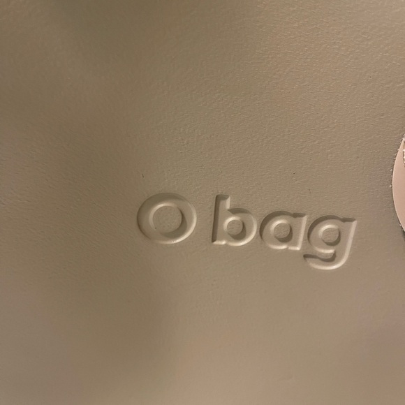long shape O bag in good condition no scratch or any other damage fits a lot. - Picture 9 of 16